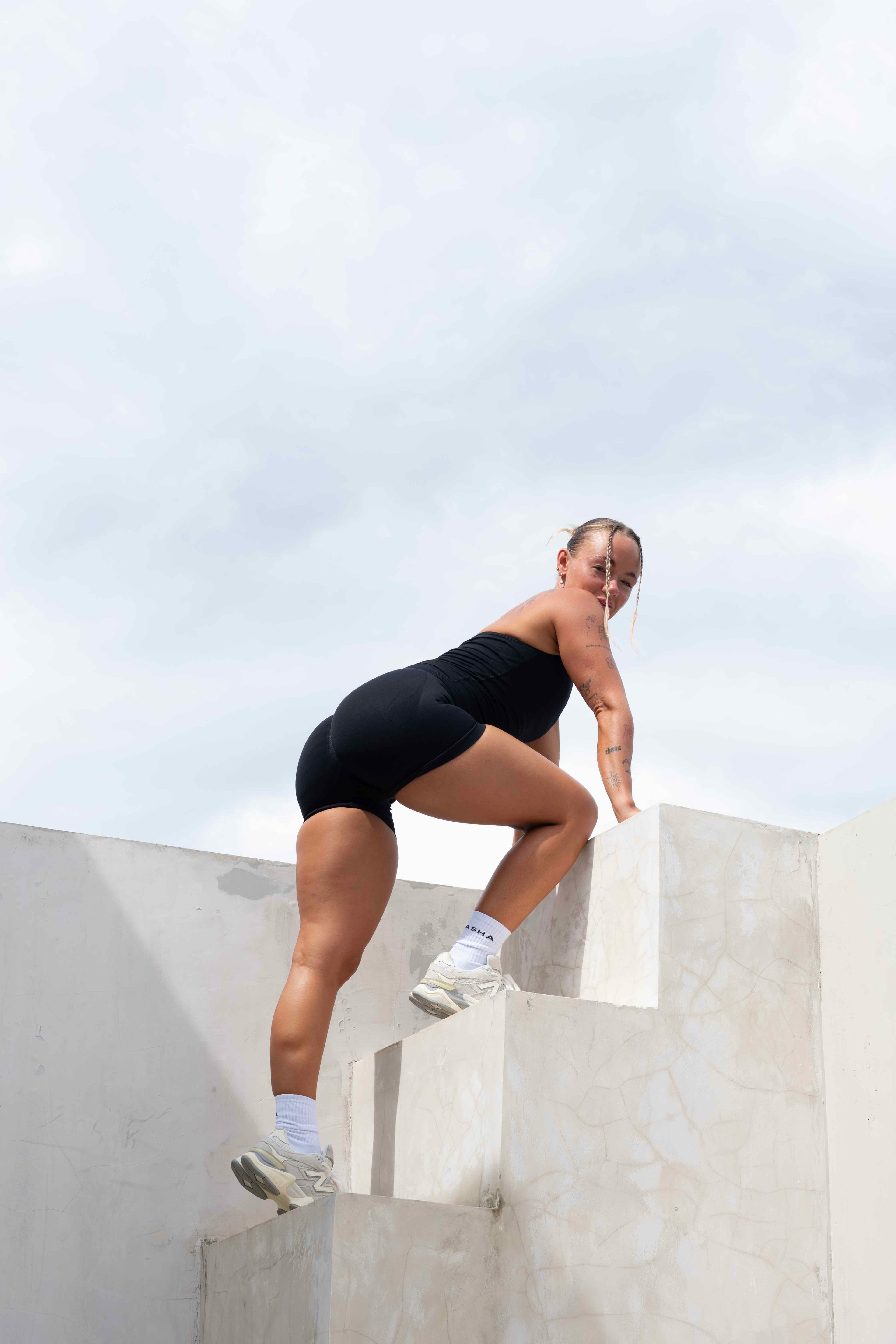 CONTOUR HALTER NECK - BLACK